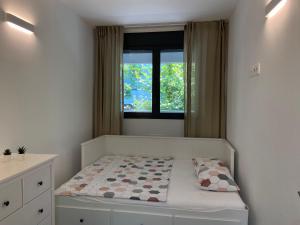 เตียงในห้องที่ Family Apartment