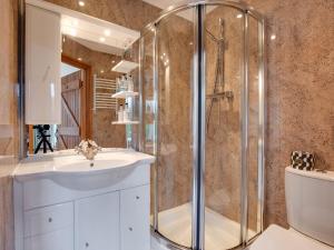 Ένα μπάνιο στο 3 Bed in Bakewell 94110 +20 φωτογραφίες