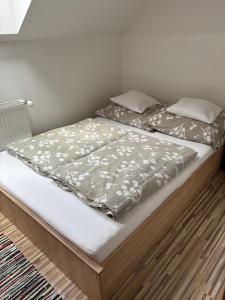 A bed or beds in a room at Bodzavirág Apartman