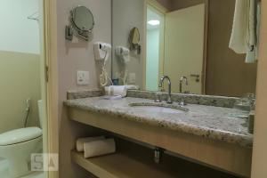 Ванная комната в Rio Plaza - Suítes no Rio de Janeiro por Carpediem +20 фотографий