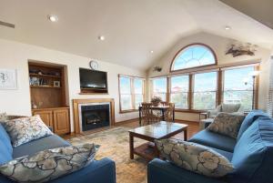 - un salon avec deux canapés bleus et une cheminée dans l'établissement WH1088- Dreamers View, à Corolla