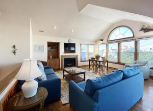 un salon avec un canapé bleu et une table dans l'établissement WH1088- Dreamers View, à Corolla