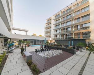 una scacchiera nel cortile di un edificio di Chill&Lake Sunset 205-304 a Fonyód