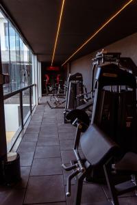 una fila di cyclette in palestra di Hospedagem de Luxo São Lourenço a São Lourenço
