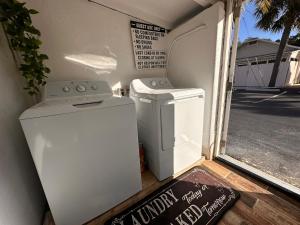 克利尔沃特2q Bed Studio Apt With Shared Pool 23的车库外面的洗衣机和烘干机