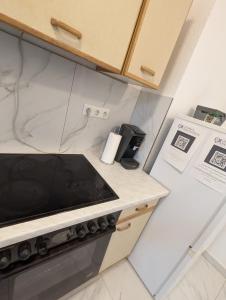 a kitchen with a stove and a counter top at Nord Apartment 8 Moderne Ferienwohnung mit Regendusche & Fußbodenheizung in Bremerhaven +10 photos