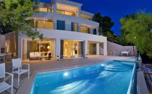 ein Haus mit einem Swimmingpool davor in der Unterkunft Stunning Brac Villa 5 Bedrooms Villa Selca Brac 5 Metres To The Beach Private Swimming Pool Selca in Selca