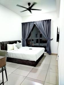 Un dormitorio con una cama con ventilador de techo. en Trion Kuala Lumpur Near by TRX, en Kuala Lumpur