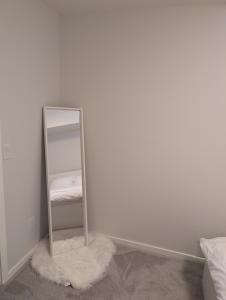 lustro w rogu sypialni w obiekcie Cozy Suite - Peaceful & Modern w mieście Winnipeg
