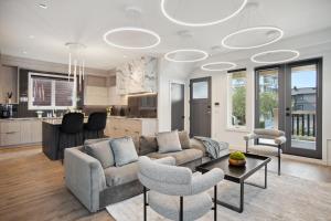 Afbeelding uit fotogalerij van Luxury Downtown Vancouver Home Near Sunset Beach with Parking in Vancouver