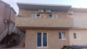 Το κτήριο όπου στεγάζεται  το διαμέρισμα