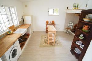 une cuisine avec un évier et une machine à laver dans l'établissement Casa Portus - Turismo Rural, à Faro