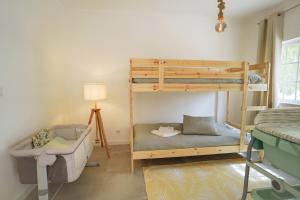 - une chambre avec 2 lits superposés et une chaise dans l'établissement Casa Portus - Turismo Rural, à Faro 53 autres photos