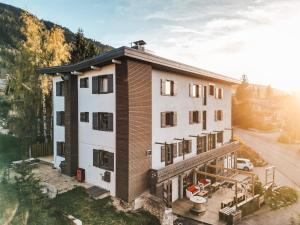 una vista aérea de una casa en las montañas en Lodge Les Merisiers, en Courchevel