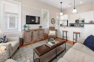 un soggiorno con un divano e un tavolo di Magnolia Cottage a Saint Simons Island