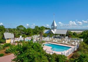 una vista aerea di un resort con piscina e sedie di Magnolia Cottage a Saint Simons Island
