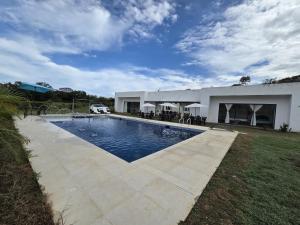une piscine devant une maison dans l'établissement Casa de campo ICARO Tocaima, à Tocaima