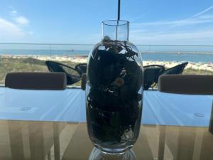 Eine Glasvase steht auf einem Tisch in der Unterkunft LUX BeACH in Praia da Barra
