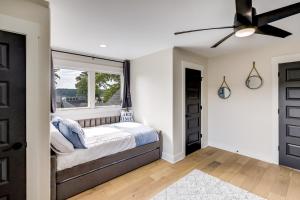 ミリッジビルにあるDock and Views Spacious Lake Sinclair Retreatのベッドと窓のある寝室