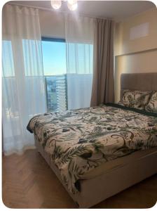 Un dormitorio con una cama y una ventana grande en sealovers, en Varna