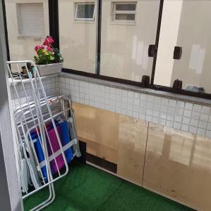 a counter with a cart in front of a window at Excelente apto a 1 quadra do mar in Capão da Canoa +2 photos