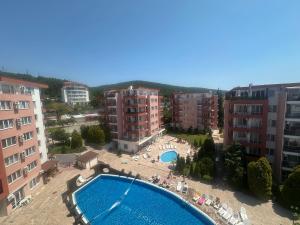 een zwembad in het midden van sommige gebouwen bij Amartmán přímo u moře - Elenite až 5 osob in Sveti Vlas