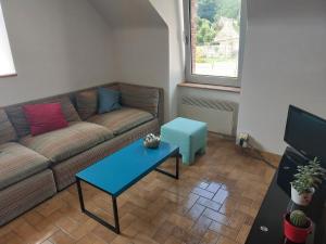 a living room with a couch and a table at Maison de village au Linkin in Perros-Guirec