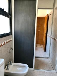 Et badeværelse på Casa Carlos Paz Terrazas del Lago