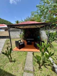 Zahrada ubytování Le Gaspardo , 2 chambres climatisées , à 2 mins à pied de la plage , wifi , jardin clos, parking ,sans vis-à-vis