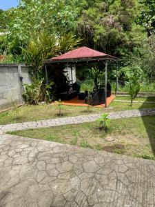Zahrada ubytování Le Gaspardo , 2 chambres climatisées , à 2 mins à pied de la plage , wifi , jardin clos, parking ,sans vis-à-vis