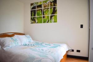 Кровать или кровати в номере Apartamento en condominio Avalon Country Club,Santa Ana, 4 personas, terraza, restaurante, piscina, tenis,ideal para mascotas +72 фотографии