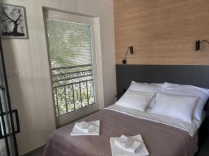 Un dormitorio con una cama con dos toallas encima. en Apartament Lena Stare Miasto, en Cracovia