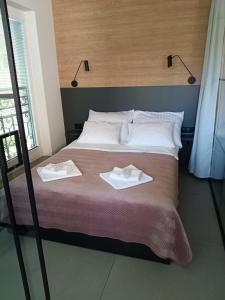 Un dormitorio con una cama con dos toallas encima. en Apartament Lena Stare Miasto, en Cracovia