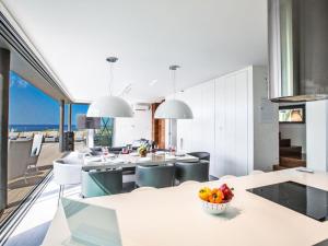 Imagine din galeria proprietății Villa Papadopo - Luxury 3 Bedroom Villa With Private Pool, Hot Tub And Sea Views în Paralimni