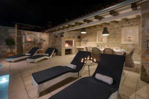 Bazén v ubytování Exquisite Brac Villa 3 Bedrooms Villa Belle Murvica Overlooking The Adriatic Sea Private Pool Murvica nebo v jeho okolí