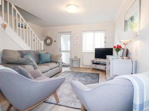 ein Wohnzimmer mit Sofa und Fernseher in der Unterkunft Gull Cottage in Padstow