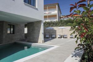 Bazén v ubytovaní Villa Trogir Palazio A Spectacular 7 Bedroom Villa 90 Metres To The Sea And Promenade alebo v jeho blízkosti