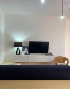 - un salon avec une télévision sur un meuble blanc dans l'établissement Design apartments - P, à Siniscola