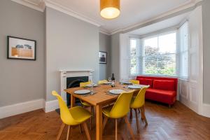 KentにあるTrinity Retreat - Margate Old Townのダイニングルーム(テーブル、黄色い椅子付)