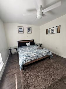a bedroom with a bed and a ceiling fan at 3 STATE FAIR l DT Dallas l FIFA READY l Staycation 1Bd1Ba in Dallas