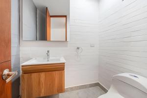 Koupelna v ubytování Gauss 1205-Serenity Modern Apt/Terrace/Squash/Gym + 11 fotografií