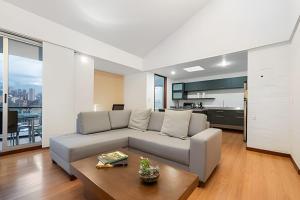 Kuchyň nebo kuchyňský kout v ubytování Gauss 1205-Serenity Modern Apt/Terrace/Squash/Gym