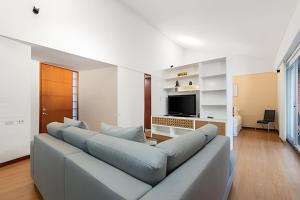 TV a/nebo společenská místnost v ubytování Gauss 1205-Serenity Modern Apt/Terrace/Squash/Gym