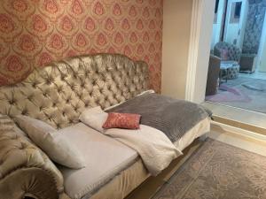 Una cama con una almohada encima en una habitación. en Aeroport Rooms, en Chişinău