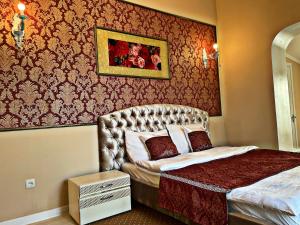 Un dormitorio con una cama con cabecero capitoné en Aeroport Rooms, en Chişinău 2 fotos más