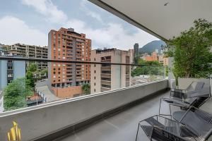 een balkon met uitzicht op een stad bij Life 801 - Exclusive & Bright Apt/pool/gym/balcony in El Poblado