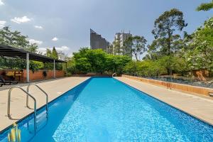 een groot zwembad met blauw water bij Life 801 - Exclusive & Bright Apt/pool/gym/balcony in El Poblado