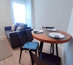 a living room with a table and a couch at Apartamento Luxo Liberdade SP in Sao Paulo