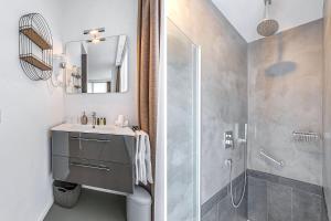 une salle de bain avec un lavabo et une douche dans l'établissement Black Jack Suites, à Amsterdam 76 autres photos