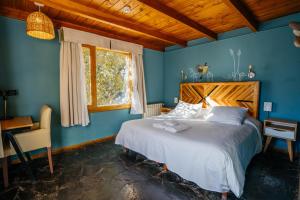 Una cama o camas en una habitación de Pioneros Suites by Grupo Tierra Gaucha